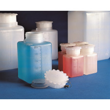 Бутыль с градуировкой ПЭ квадратная светлая 50 мл Kartell